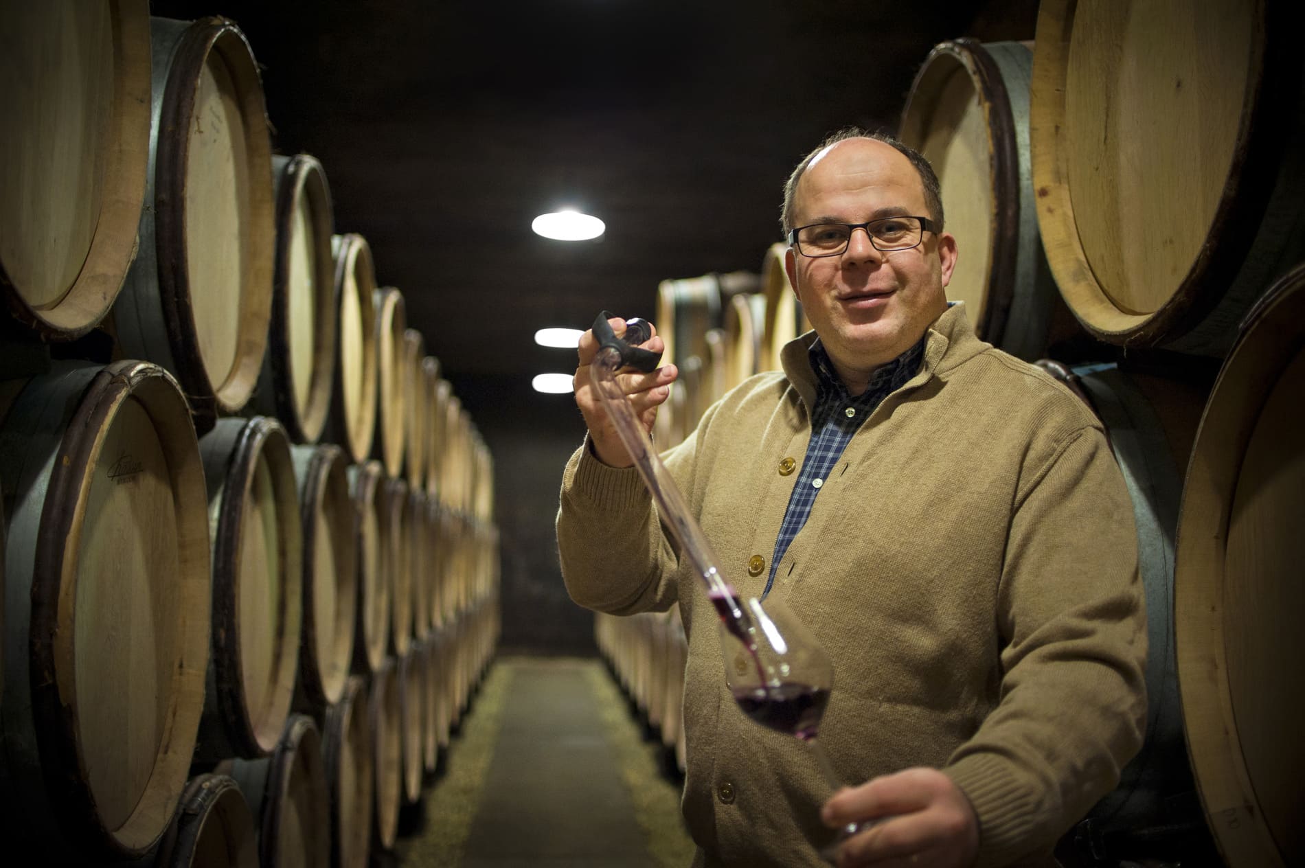 Laurent Juillot dans sa cave